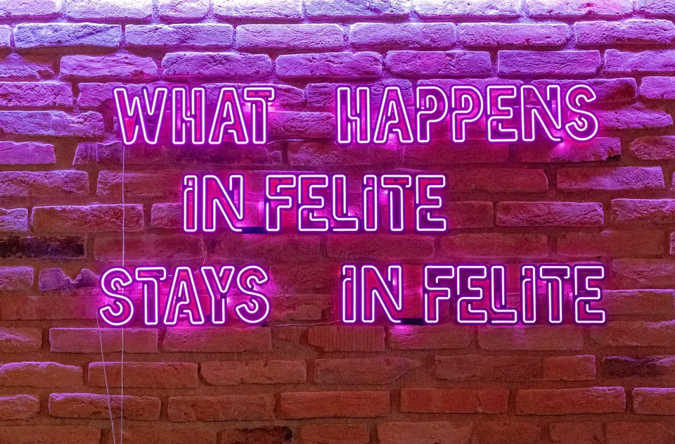 Neonový nápis ve Felite Brno